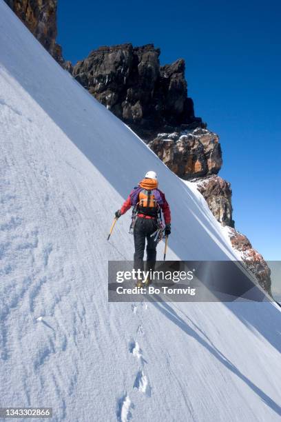 mountaineer climbing snow covered volcano - bo tornvig photos et images de collection