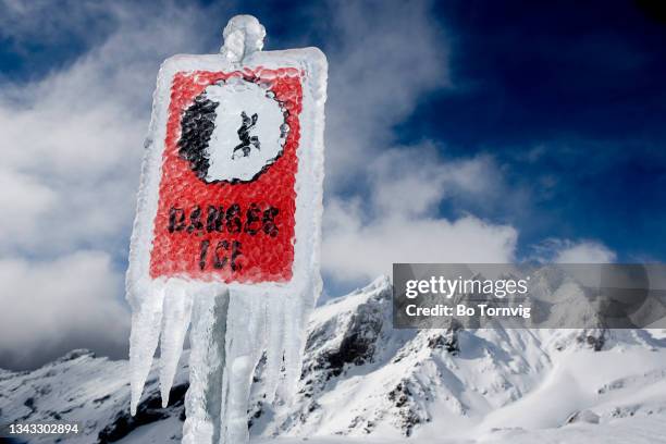 warning sign with icicles - bo tornvig photos et images de collection