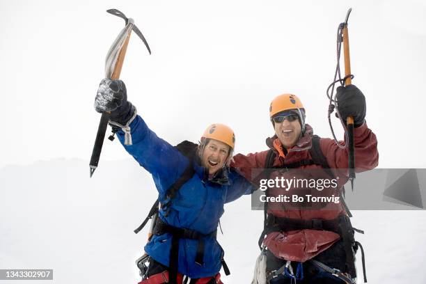 mountaineers climbing snow covered volcano - bo tornvig photos et images de collection