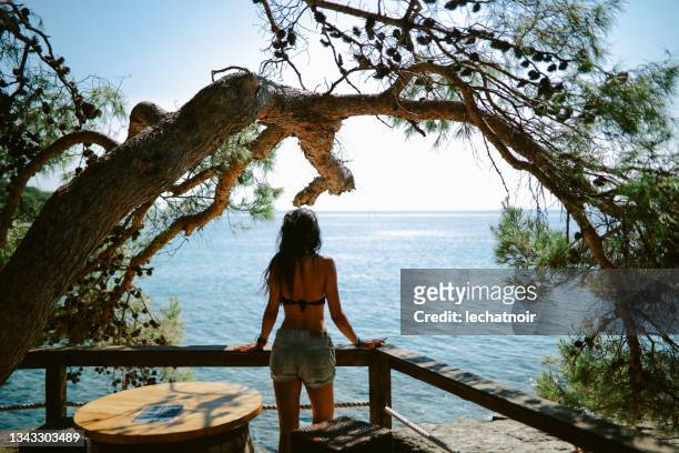 tourist woman enjoys the seaside travel after the pandemic - vegetação mediterranea imagens e fotografias de stock