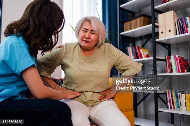 bauchschmerzpatientin frau, die bei ärztlicher untersuchung bei magenkrebs, reizdarmsyndrom, beckenbeschwerden, verdauungsstörungen, durchfall, gerd (gastroösophageale refluxkrankheit) untersucht wird - human intestine stock-fotos und bilder