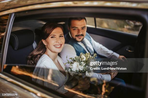 wedding couple in the car - bride and groom wedding car stock pictures, royalty-free photos & images