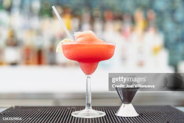 a delicious frozen strawberry margarita served in punta cana. - margarita stockfoto's en -beelden