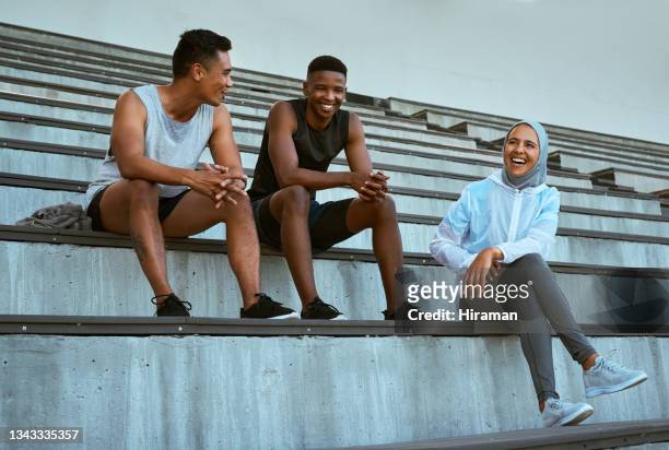scatto di tre atleti che parlano seduti insieme - velo foto e immagini stock