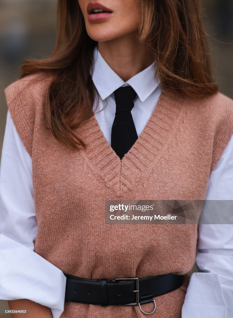 Street Style : Day One - Paris Fashion Week - Womenswear Spring Summer 2022