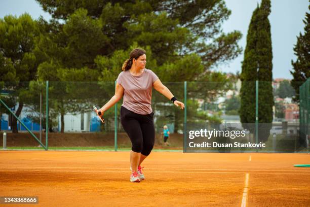 constant practise is what will make her successful female tennis player - forehand stockfoto's en -beelden