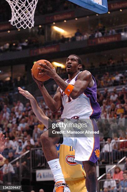 Phoenix Suns' Amar'e Stoudemire locks the basket in sight during the NBA Europe Live Tour presented by EA Sports on October 11, 2006 at the Kölnarena...