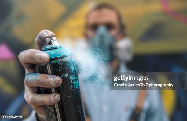 graffiti-künstler mit sprühfarbe - sprayer stock-fotos und bilder