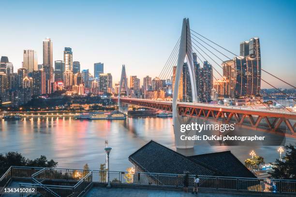 chongqing skyline at night - chongqing stockfoto's en -beelden