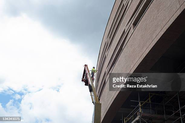 construction worker on hoist - high up stock pictures, royalty-free photos & images