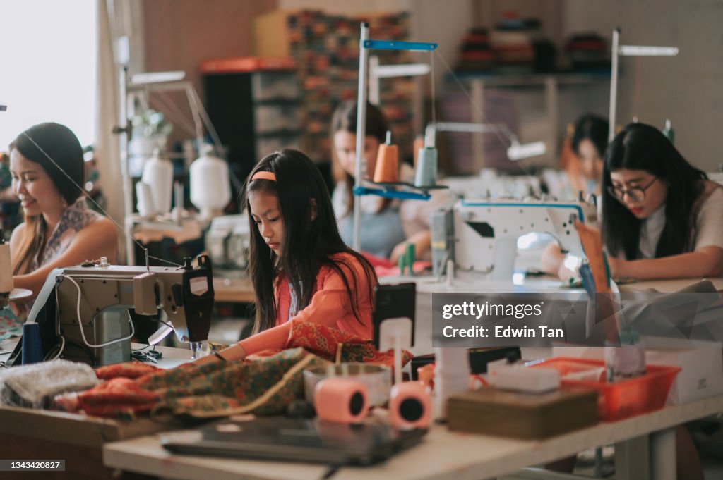 Asiatische chinesische junge Mädchen und Studentin, die am Wochenende am Nähkurs mit Nähmaschine teilnehmen