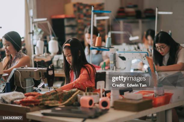 joven y estudiante china asiática que participa en la clase de costura durante el fin de semana usando una máquina de coser - fábrica textil fotografías e imágenes de stock