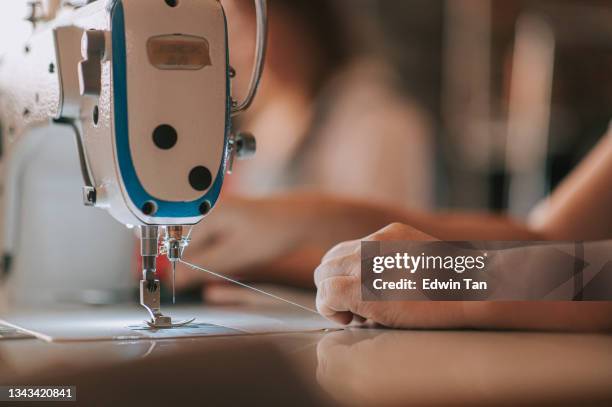 アジアの中国人女性テーラーの手縫いプロセス、ミシンのステッチのクローズアップ。 - needlecraft ストックフォトと画像