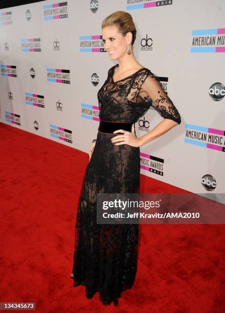 Model Heidi Klum arrives at the 2010 American Music Awards at Nokia Theatre L.A. Live on November 21, 2010 in Los Angeles, California.