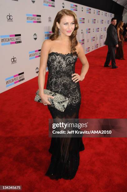 Dancer Julianne Hough arrives at the 2010 American Music Awards at Nokia Theatre L.A. Live on November 21, 2010 in Los Angeles, California.