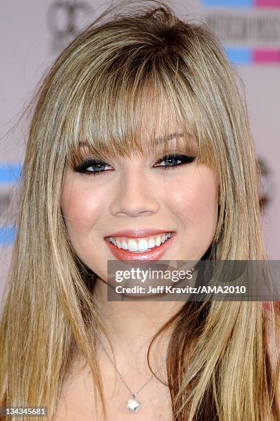 Actress Jennette McCurdy arrives at the 2010 American Music Awards at Nokia Theatre L.A. Live on November 21, 2010 in Los Angeles, California.