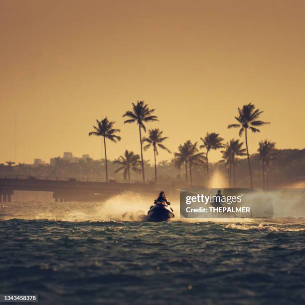 motos acuáticas entrando en la ensenada de haulover en miami - condado de miami dade fotografías e imágenes de stock