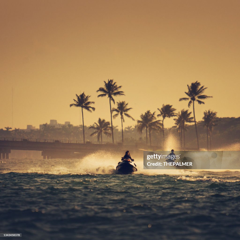 マイアミのハウオーバー入り口に入るジェットスキー