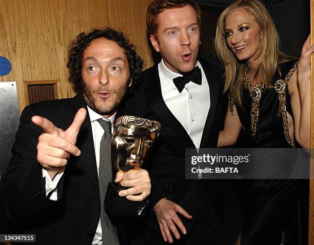 Emmanuel Lubezki, winner of Best Cinematography Award for "Children of Men", with Damien Lewis and Joely Richardson