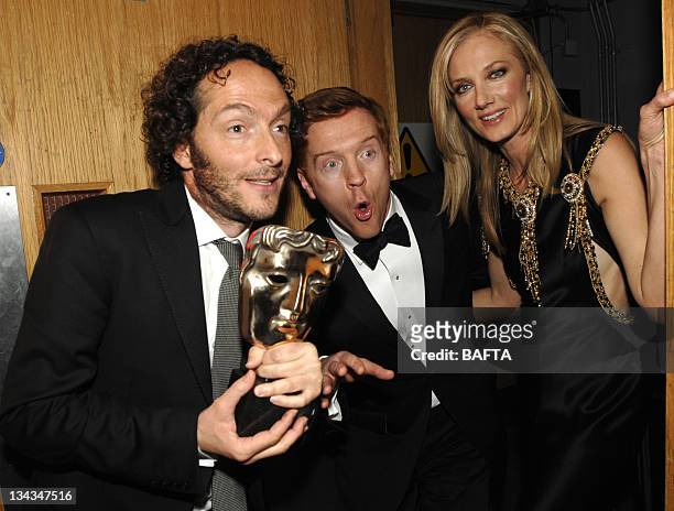 Emmanuel Lubezki, winner of Best Cinematography Award for "Children of Men", with Damien Lewis and Joely Richardson
