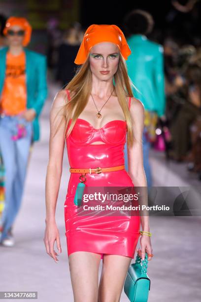 Dutch Model Rianne 10,525 Versace 2021 Stock Photos, High-Res Pictures, and Images - Getty ...