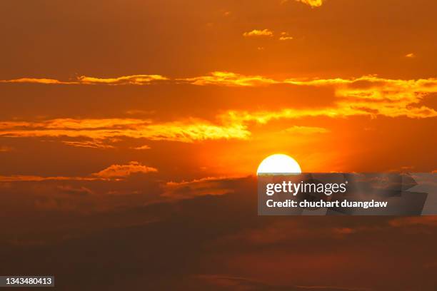 HEATWAVE Temperature gauge rising red Concept Thermometer displays hot &  sunny 34C centigrade 81F degrees farenheit against a bright blue sky Stock  Photo - Alamy