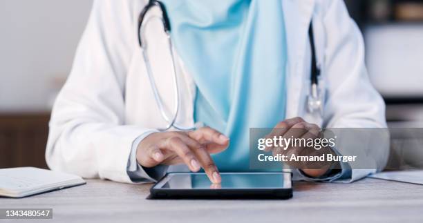 scatto di una dottoressa che usa il suo tablet digitale - ethical treatment foto e immagini stock