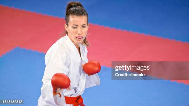 karatespielerin trägt während des kampfes kaugummischild - mundschutz stock-fotos und bilder