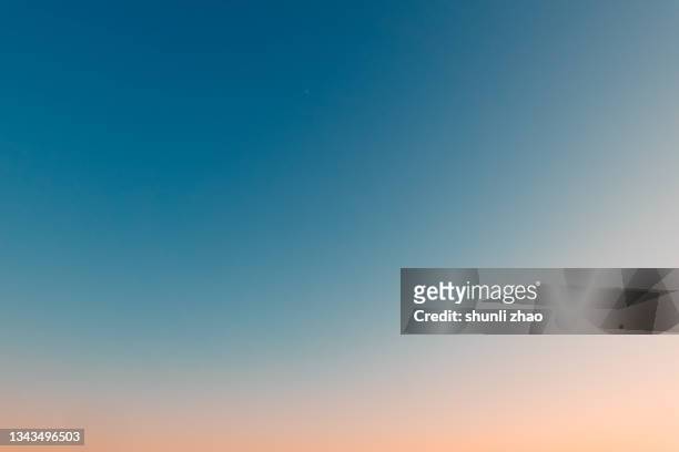 the gradient of the sky at sunset - sunset clear sky stock pictures, royalty-free photos & images
