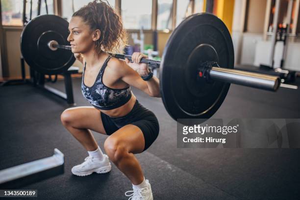 mulher se exercitando com pesos - squatting position - fotografias e filmes do acervo