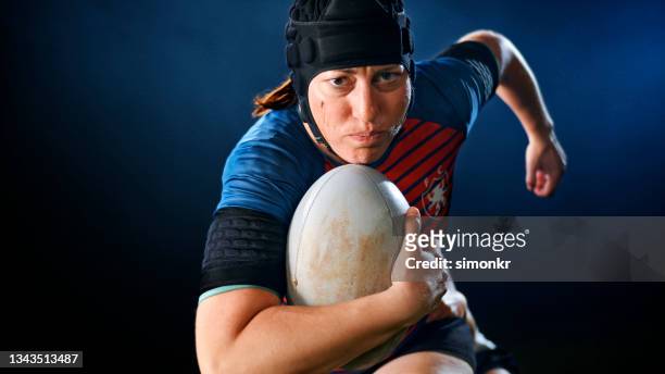 rugbyspielerin, die mit ball läuft - rugby players stock-fotos und bilder