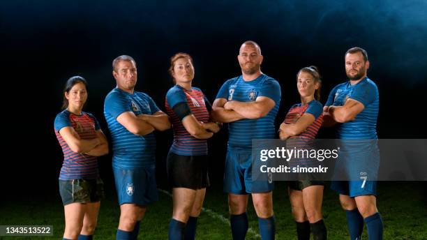 jugadores de rugby de pie en el campo - rugby union team fotografías e imágenes de stock