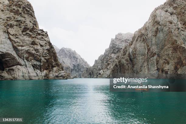 frauen-paddleboarding am malerischen, abgelegenen türkisfarbenen bergsee in tian shan, zentralasien - travel experience stock-fotos und bilder