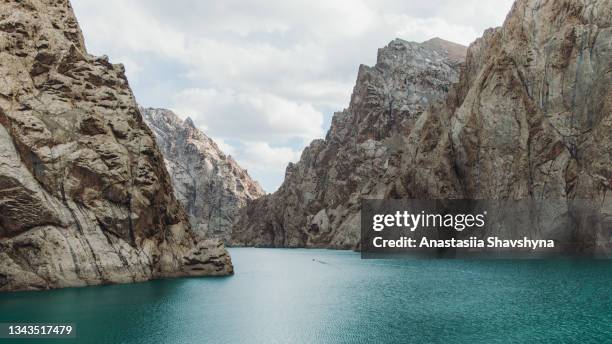 scenic remote mountain lake kol-suu in kyrgyzstan - kyrgyzstan 個照片及圖片檔