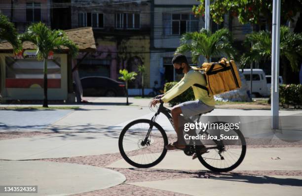 delivery man - food - bicycle - quarantena stock pictures, royalty-free photos & images