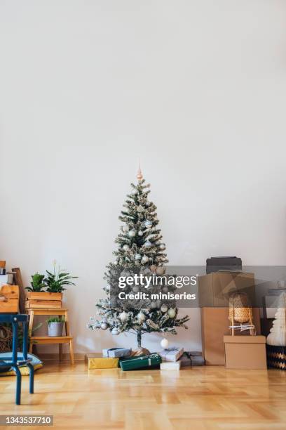 moving in for christmas in new home - homeowners decorate their houses for christmas stockfoto's en -beelden