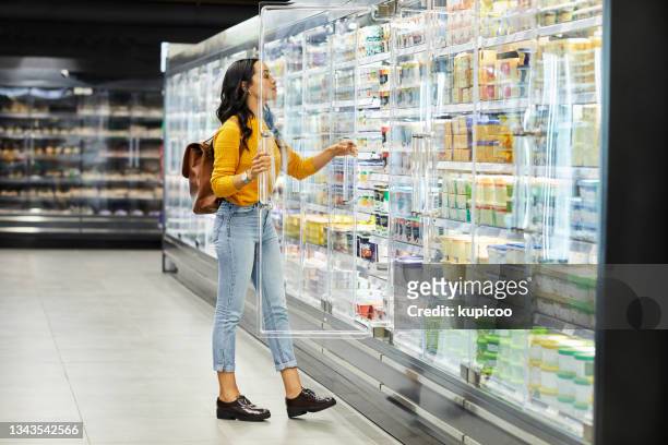 tiro de uma jovem fazendo compras em um supermercado - refrigerator - fotografias e filmes do acervo