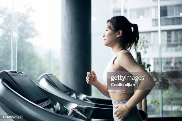 young woman training in the gym - japanese ethnicity the human body stock pictures, royalty-free photos & images