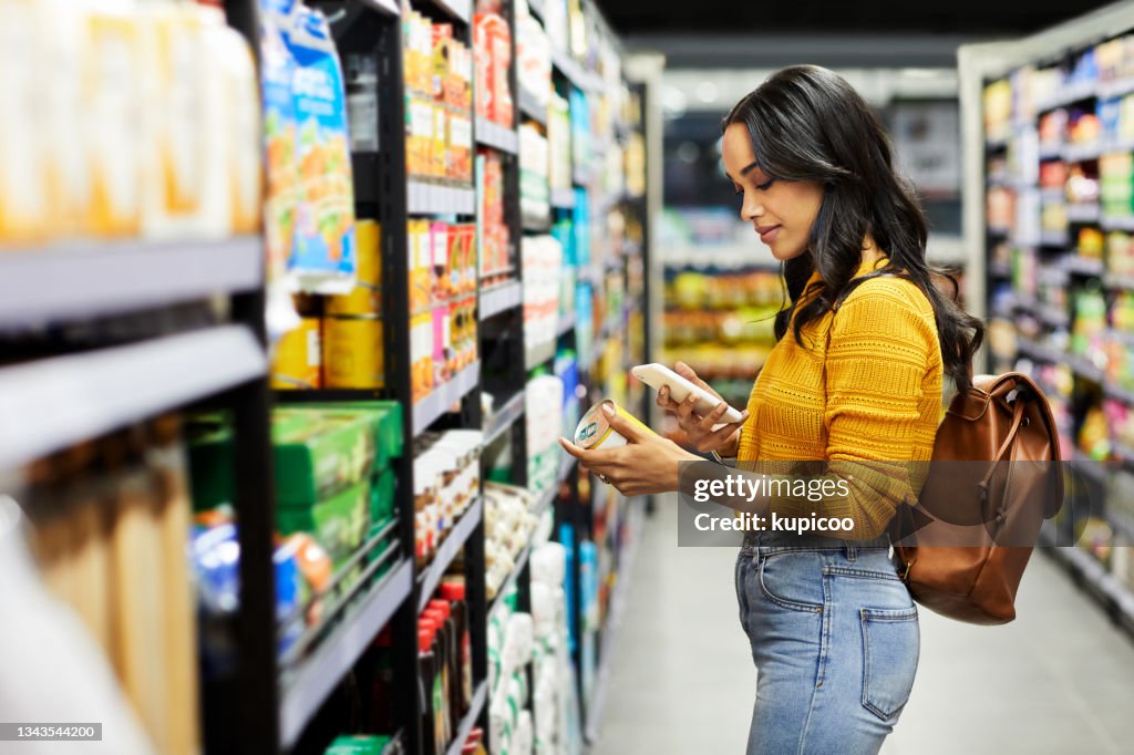 Aufnahme einer jungen Frau beim Einkaufen von Lebensmitteln in einem Supermarkt