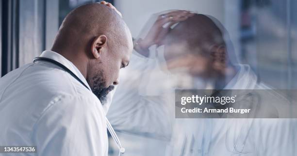 scatto di un medico maschio che ha una giornata stressante al lavoro - errore foto e immagini stock