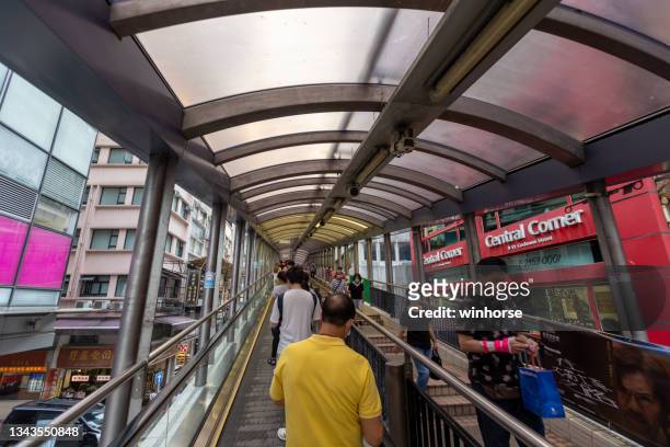 central - mid-levels escalator and walkway system in hong kong - central stock pictures, royalty-free photos & images