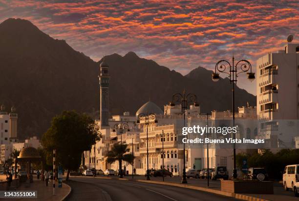 oman. the capital city muscat at dusk. - oman skyline stock-fotos und bilder