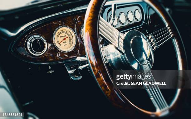 classic car steering wheel and dashboard - oldtimerauto fotografías e imágenes de stock