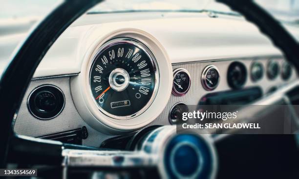 retro speedometer - dashboard vehicle part imagens e fotografias de stock