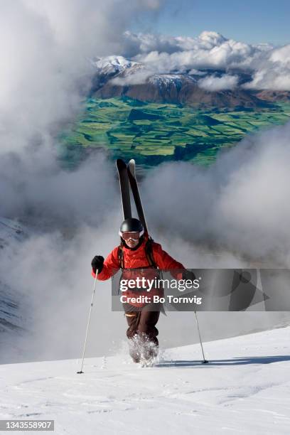 off-piste skiing on snow covered mountain - bo tornvig photos et images de collection