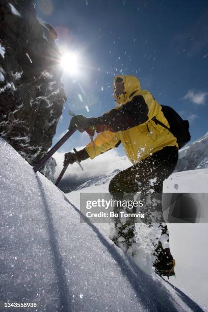 mountaineer climbing snow covered mountain - bo tornvig photos et images de collection