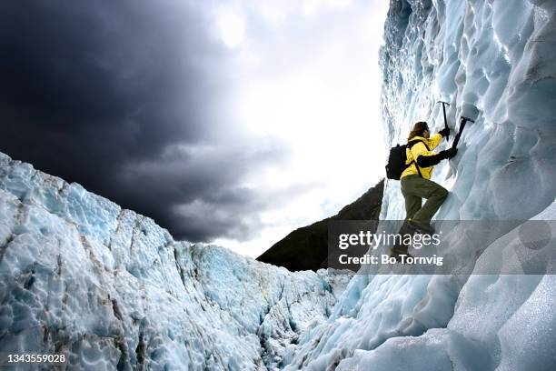 mountaineer climbing a glacier - bo tornvig photos et images de collection