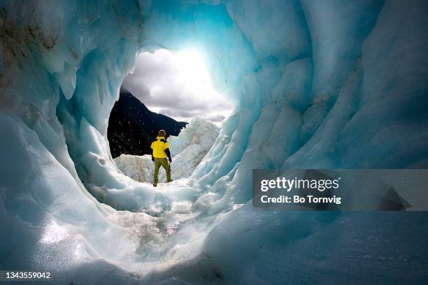 mountaineer in a ice cave - bo tornvig photos et images de collection