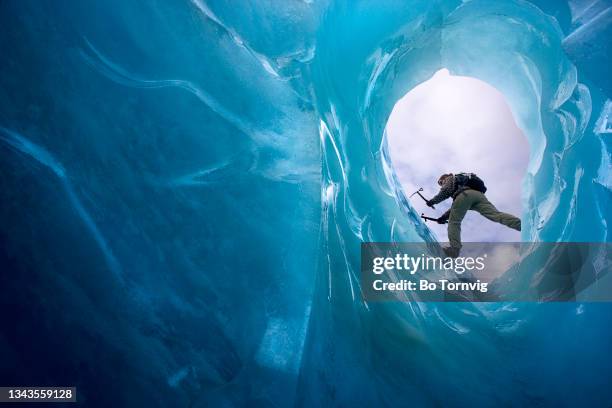 mountaineer abseiling in glacier crevasse - bo tornvig photos et images de collection