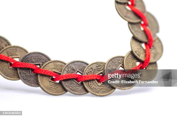 chinese lucky coins on yang silk tied with red ribbon on white background. symbol of wealth in feng shui. - feng shui fotografías e imágenes de stock